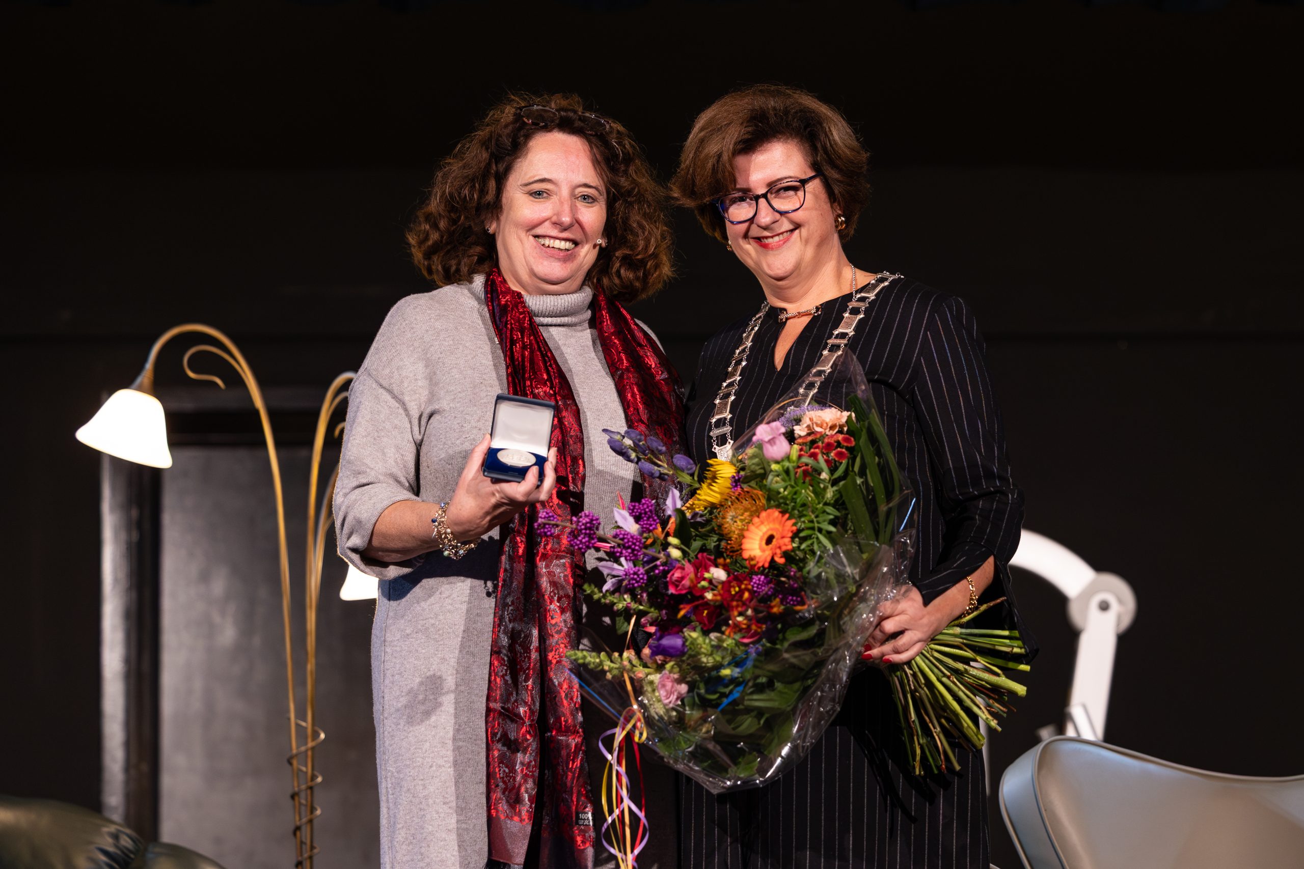 Gemeente Hoeksche Waard eert Trix van Os met zilveren erepenning voor jarenlange inzet in de ouderenzorg
